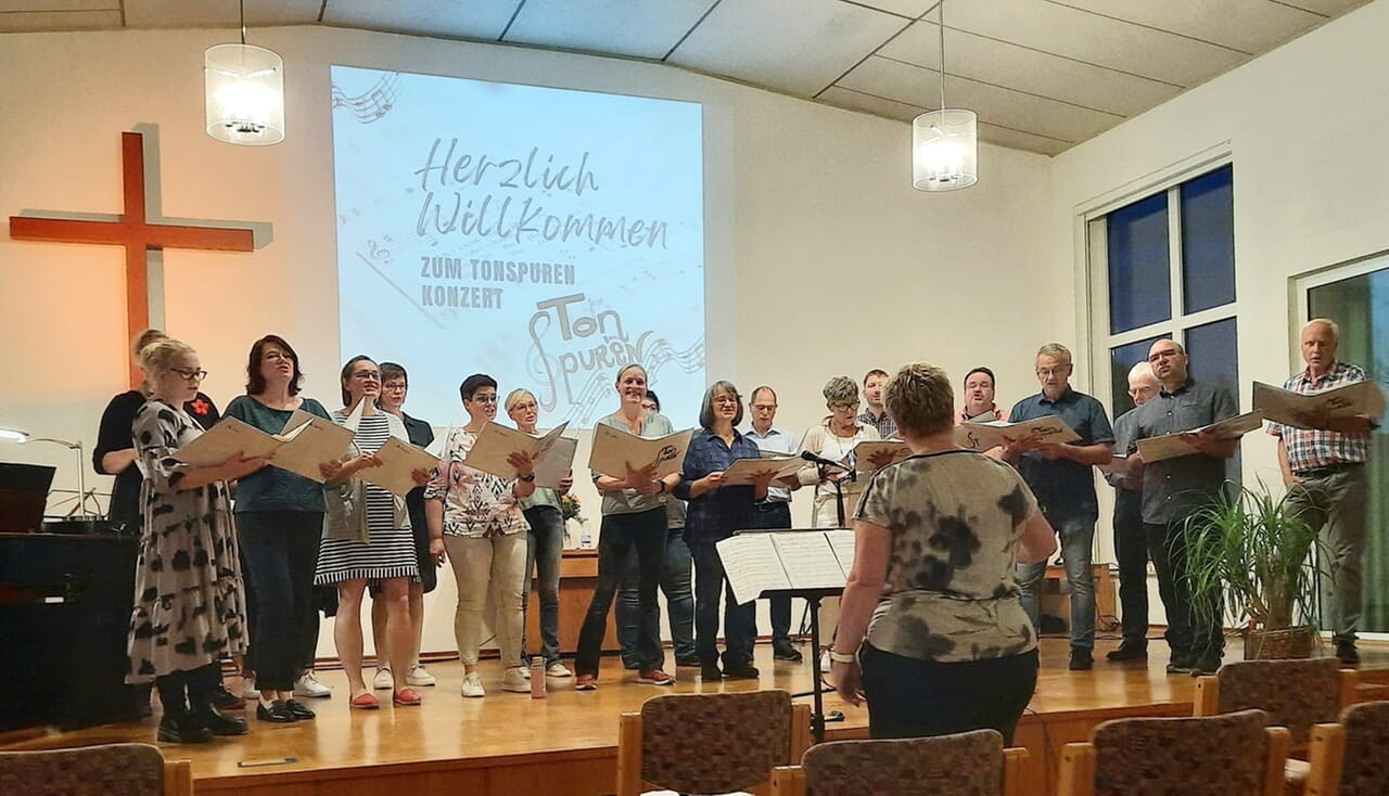 Nach einem Termin bei der Freien evangelischen Gemeinde im hessischen Achenbach (Foto) am Monats-Anfang steht das nächste große Konzert für die CVJM-TonSpuren schon fest: Am Samstag, 30. September, feiern sie in der Feudinger Kirche ihr 25-jähriges Bestehen nach.