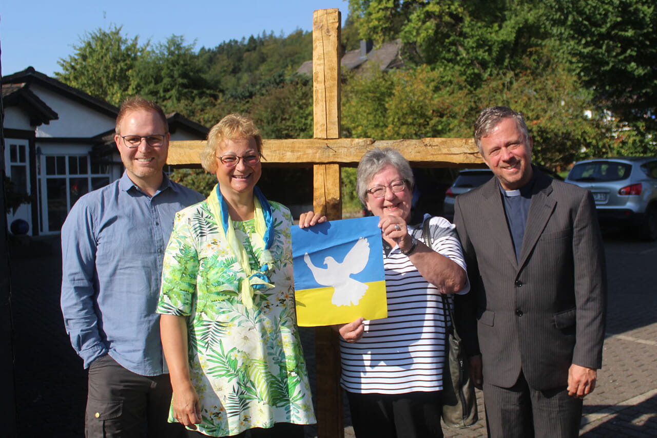 Die Ökumenischen Friedensgebete auf Berleburger Stadtgebiet haben neben Girkhausen, Wemlighausen und den Kirchen in der Kernstadt jetzt einen fünften Standort für den wöchentlichen Wechsel: Dennis Haßler, Christine Liedtke, Regina Kummer und Rafael Dreyer (von links) stehen hier beim Gemeindehaus der Evangelischen Gemeinschaft an der Fürst-Richard-Straße.