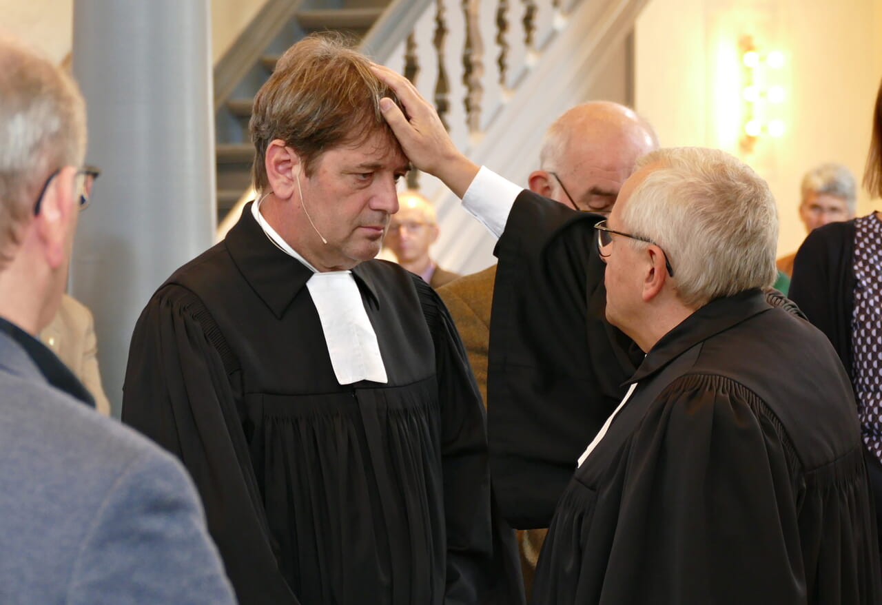 Superintendent Peter-Thomas Stuberg segnet Martin Ditthardt für seinen Dienst.