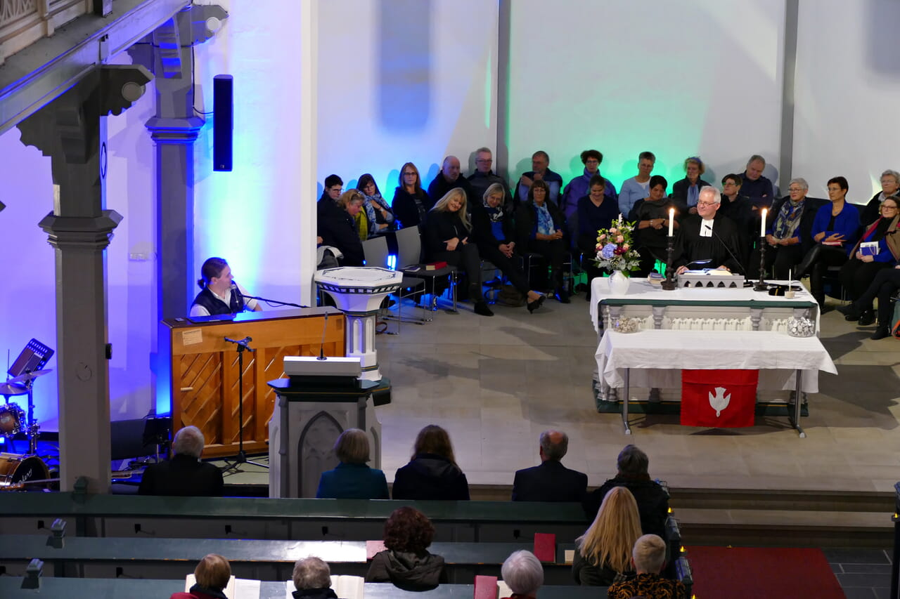 Gerrit Schwan (links am Klavier) schrieb ein Geburtstagslied für die Kirche.