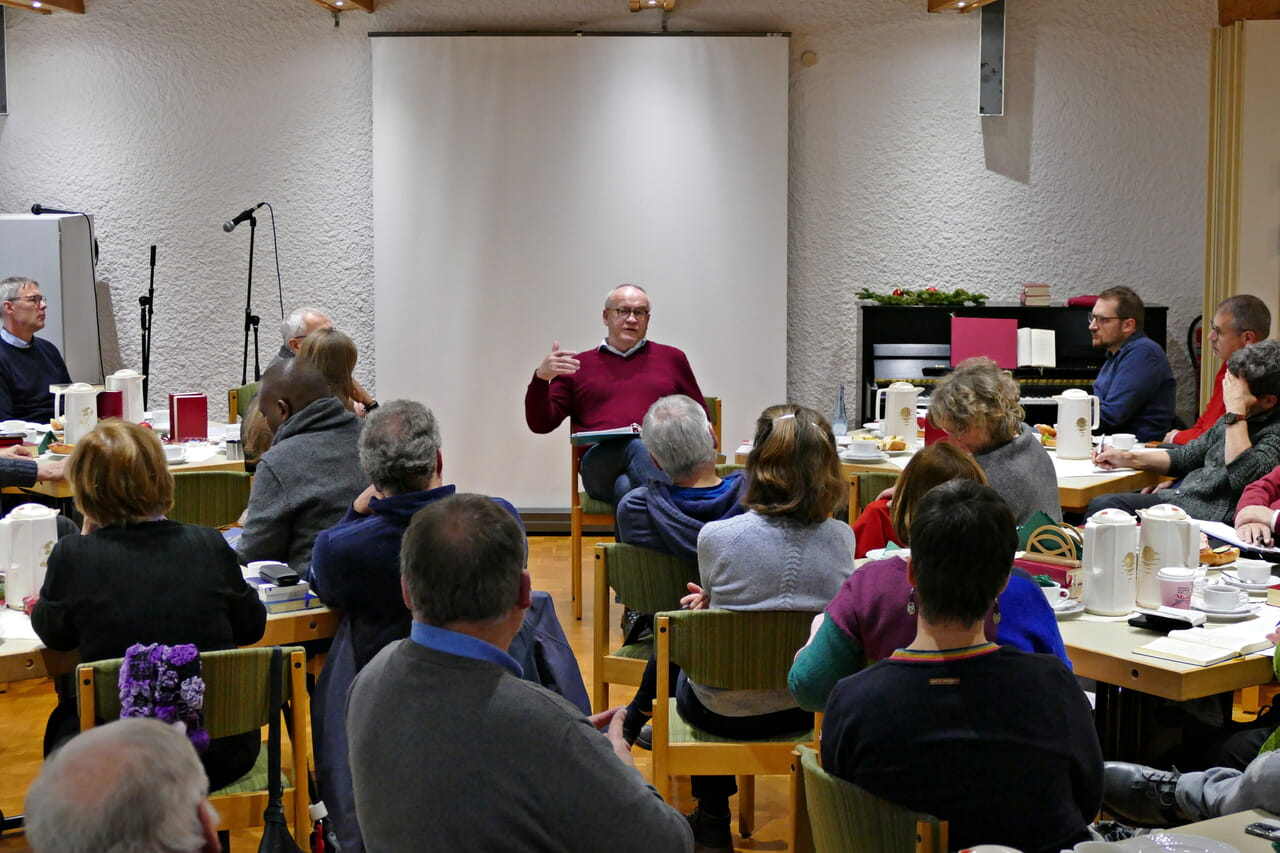 Prof. Dr. Thomas Naumann sprach auf der Pfarrkonferenz über die Weihnachtsgeschichte und gab den Pfarrerinnen und Pfarrern neue Anregungen zu diesem bekannten Text mit.