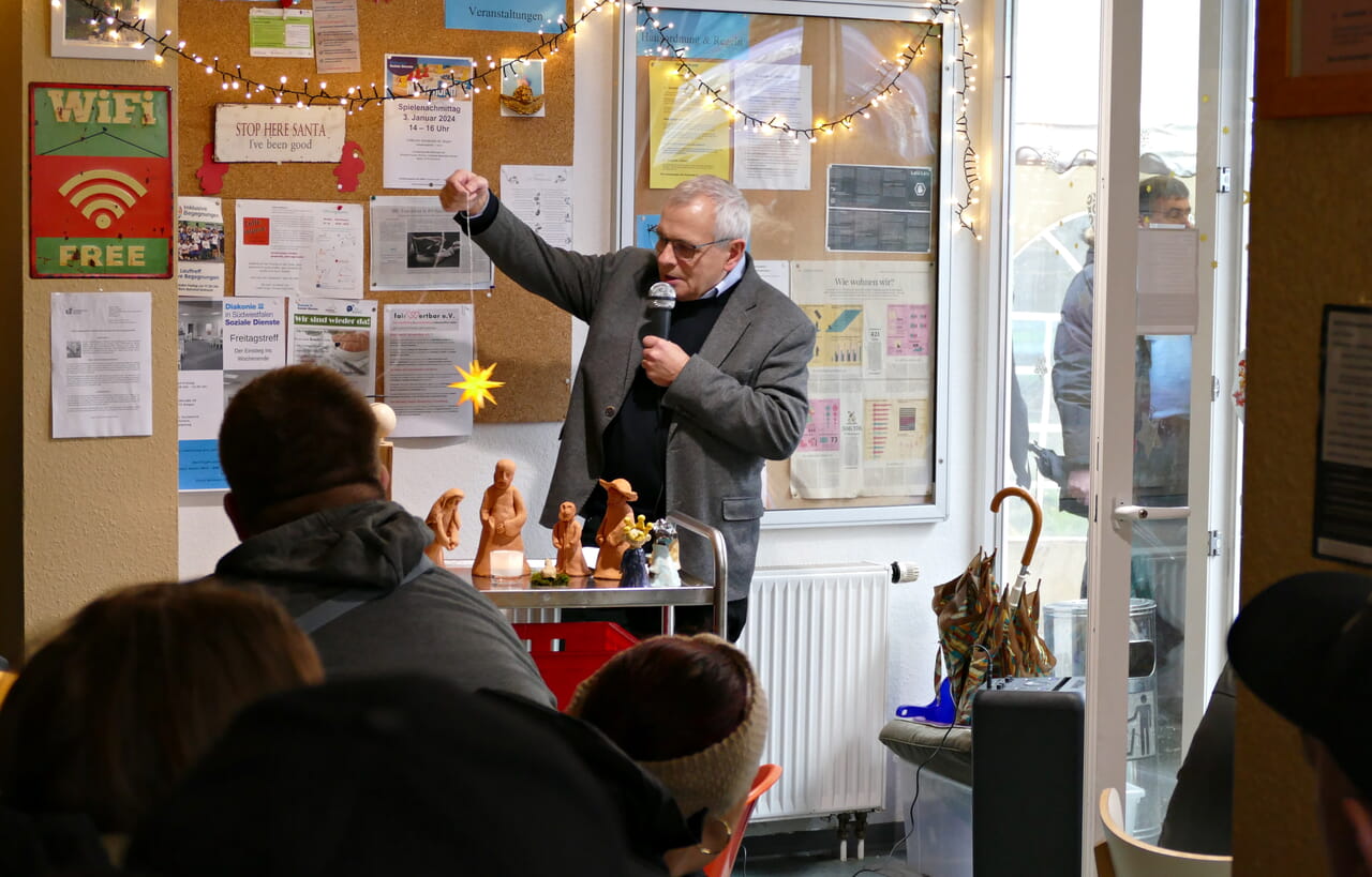 Ein gelber Stern leuchtete über der mobilen Krippe im Café Patchwork. Er stand im Mittelpunkt der Andacht von Superintendent Peter-Thomas Stuberg.