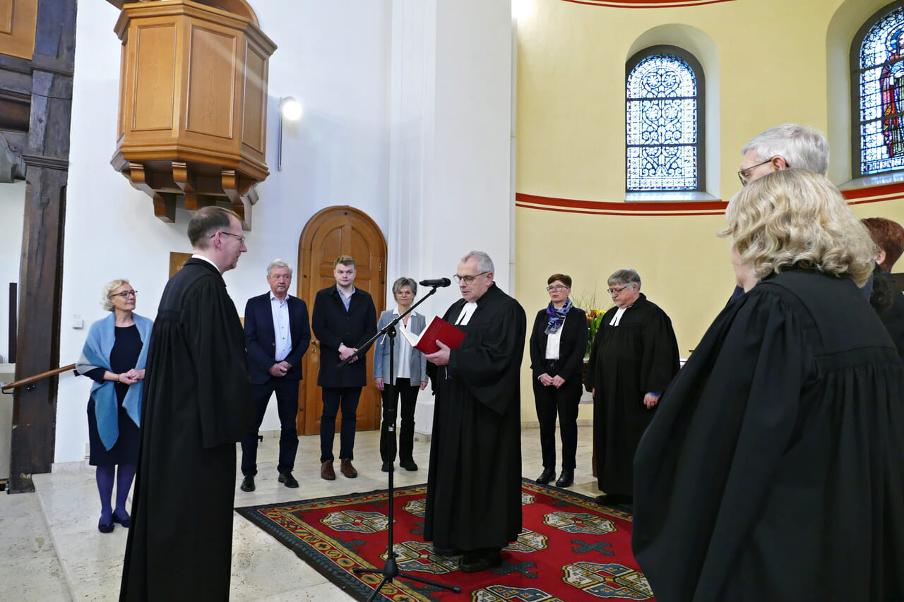 Superintendent Peter-Thomas Stuberg führte Christian Weber als neuen Pfarrer in der Kirchengemeinde Hilchenbach ein.