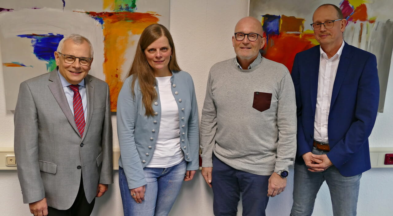 Der amtierende Superintendent Peter-Thomas Stuberg (l.) und der Vorsitzende des Nominierungsausschusses Pfarrer Jochen Ahl (3.v.l.) eröffneten die Vorstellung der Kandidierenden: Pfarrerin Kerstin Grünert und Pfarrer Volker Schubert (r.).