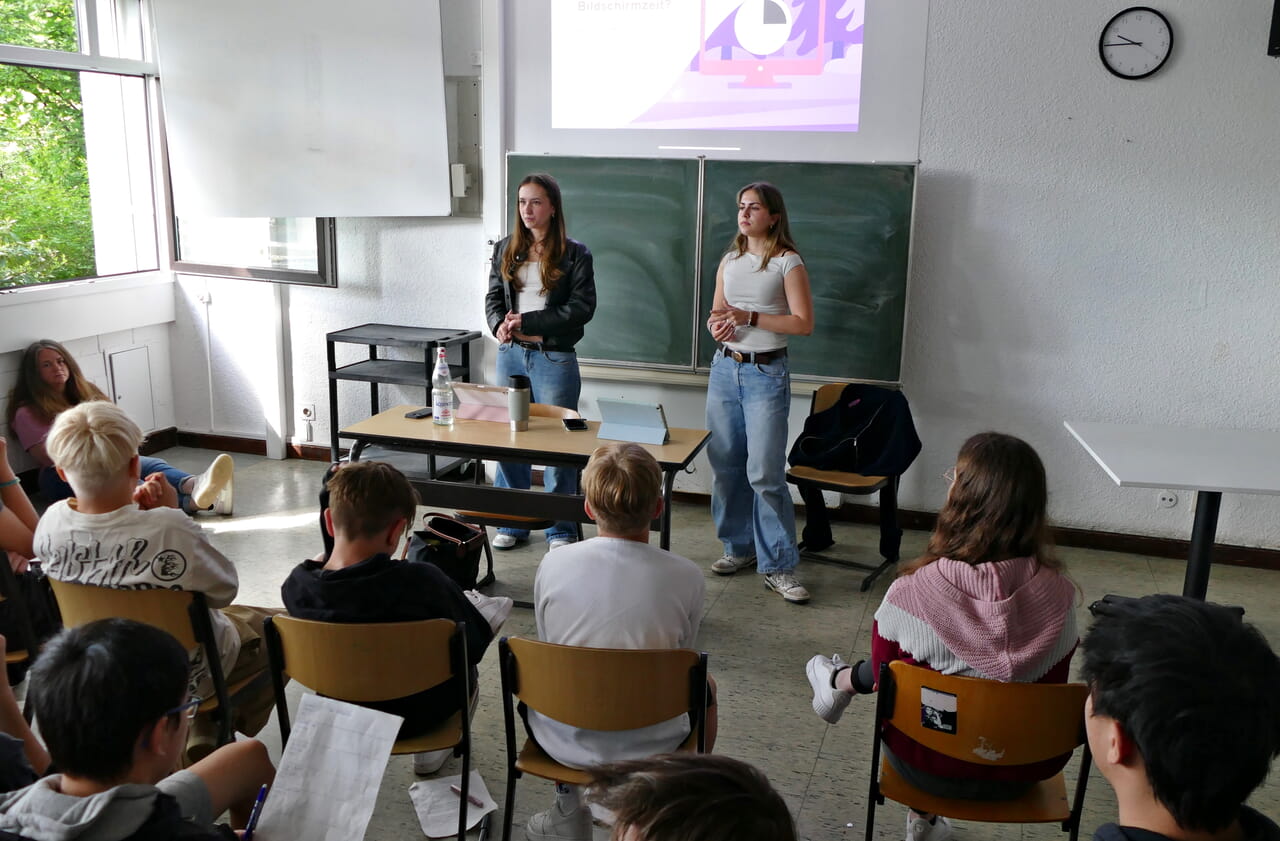 Maxi (17) und Misia (17, r.) sprachen zum Thema Mediensucht und berichteten von ihrem Selbstexperiment, bei dem sie fünf Tage lang offline waren