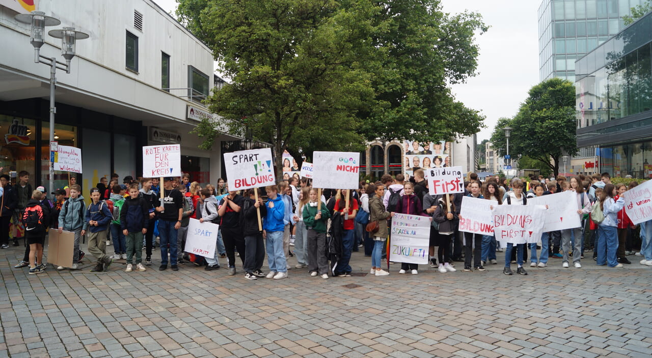 Mit Plakaten machten die Schülerinnen und Schüler ihre Botschaft deutlich.