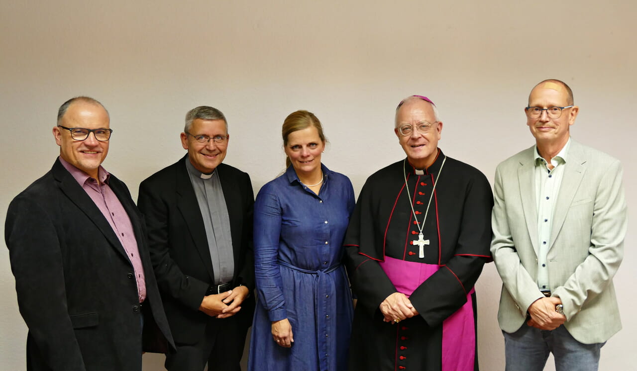 Für einen gemeinsamen Austausch trafen sich der Dekanatsreferent Michael Scheffel, Dechant Karl-Hans Köhle, Superintendentin Kerstin Grünert, Weihbischof Matthias König und Pfarrer Volker Schubert (v. l.).