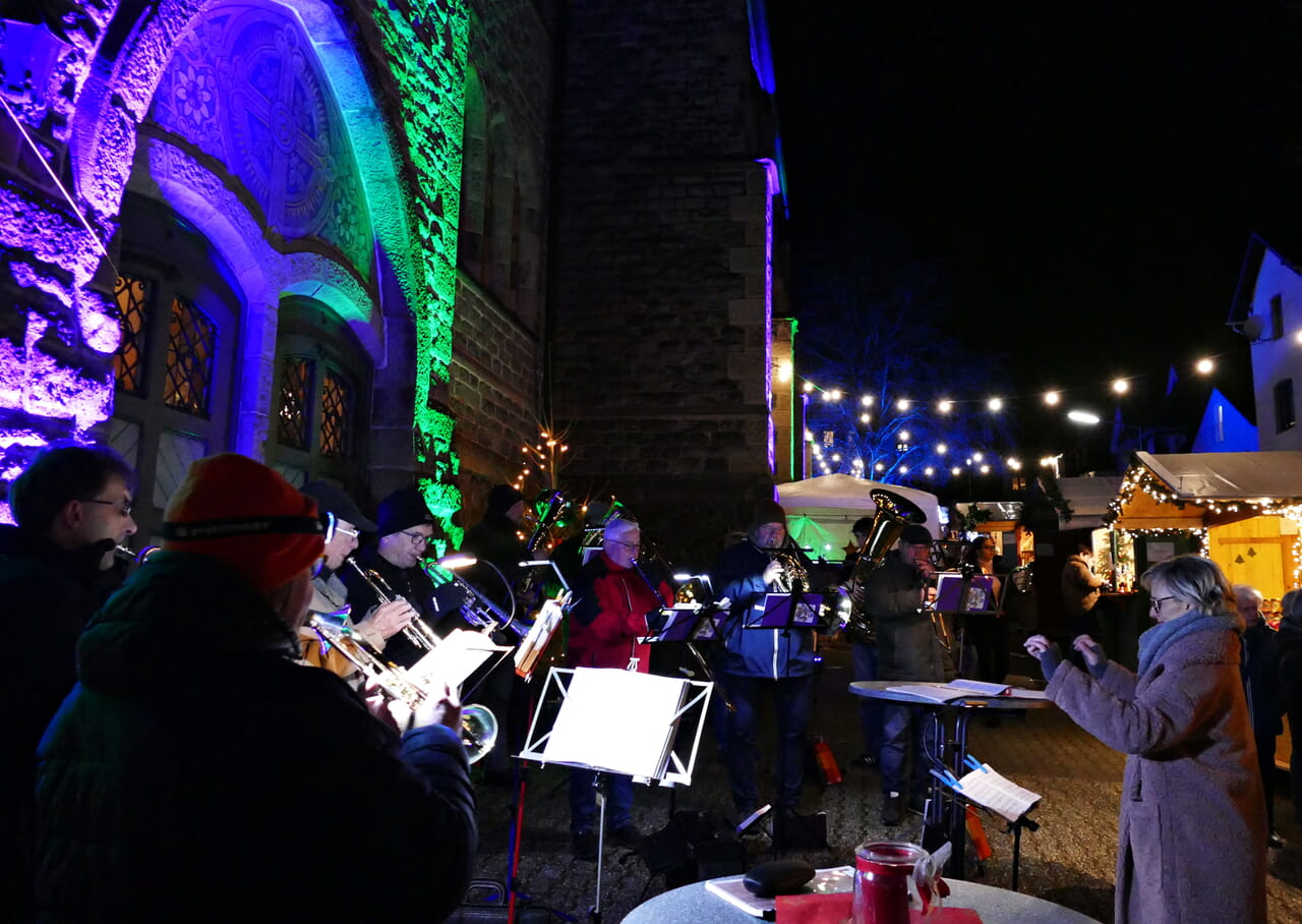 Lichterglanz, Musik und viele Begegnungen am 20. Weihnachtsmarkt rund um die Talkirche.